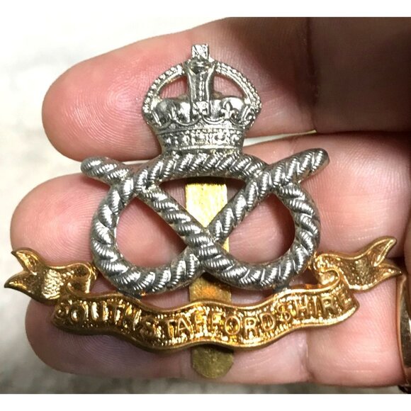 Vintage South Staffordshire Regiment Cap Badge Military Collectible - Picture 1 of 6